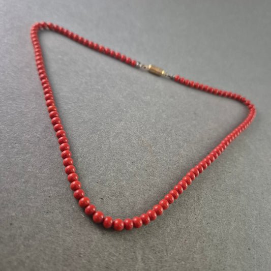 Feine rote Perlen Halskette – Klassischer Stil mit zartem Glanz