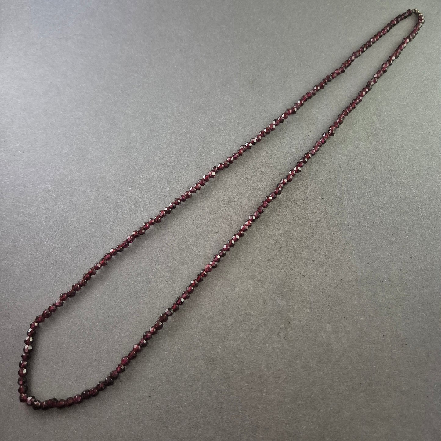 Dunkelrote Granat Halskette – Facettiert und elegant