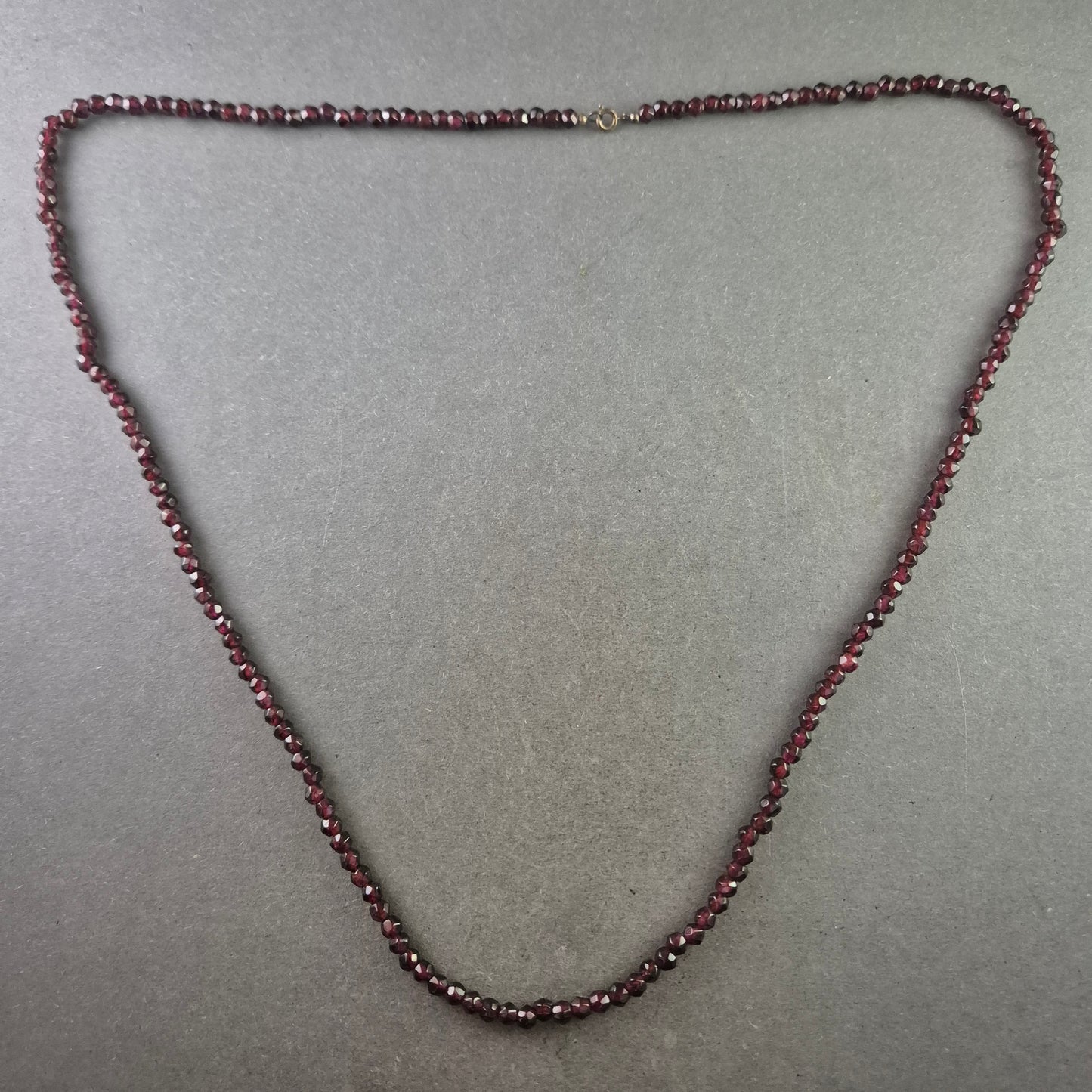 Dunkelrote Granat Halskette – Facettiert und elegant