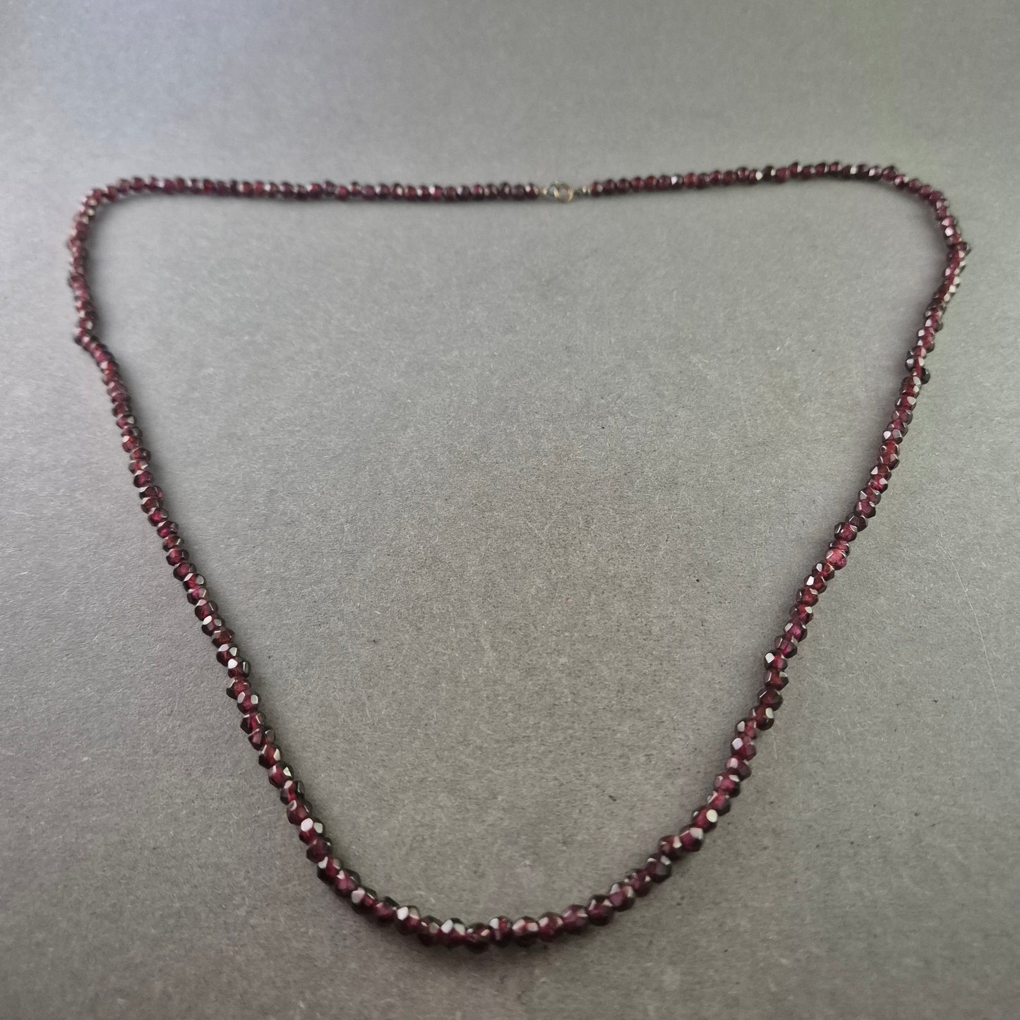 Dunkelrote Granat Halskette – Facettiert und elegant
