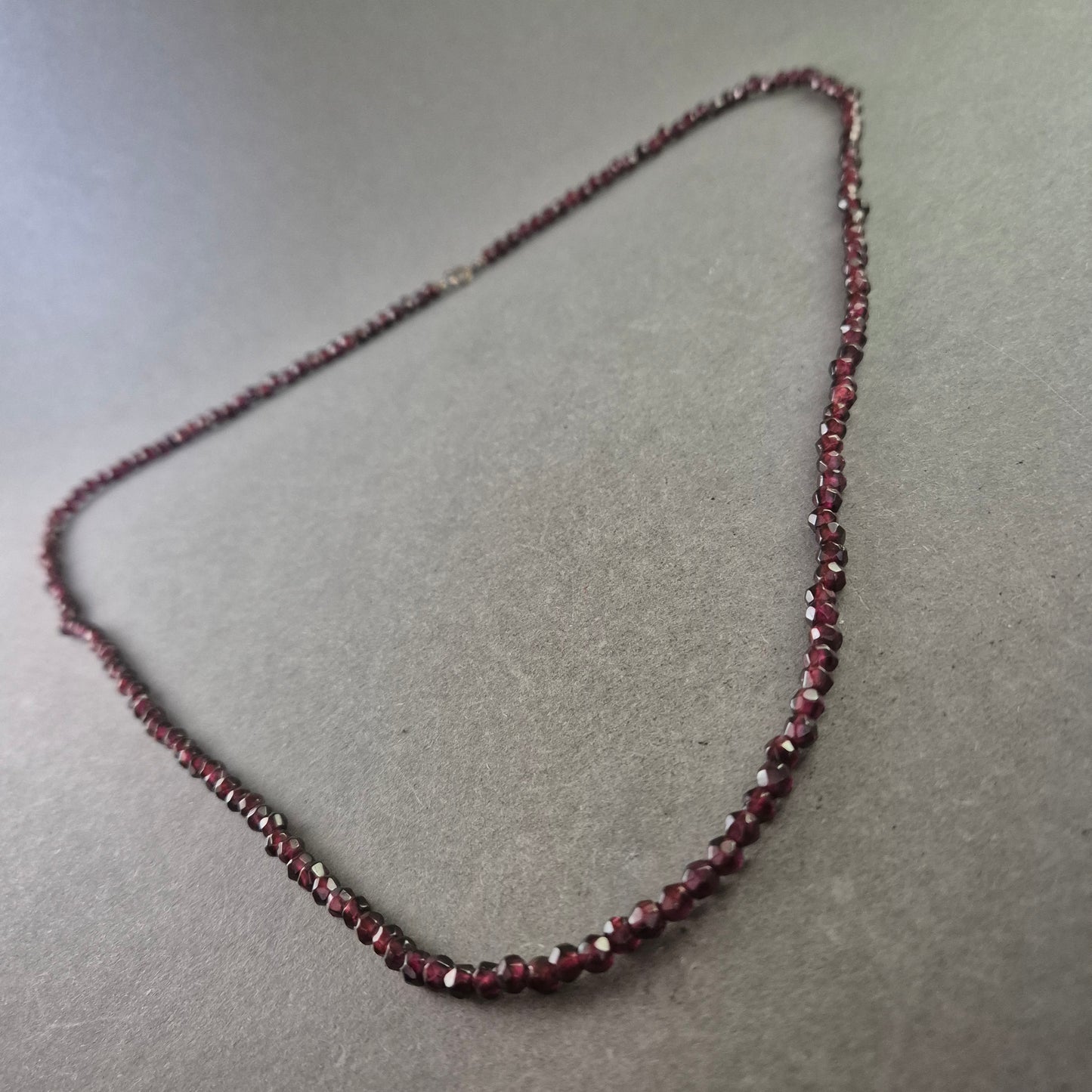 Dunkelrote Granat Halskette – Facettiert und elegant