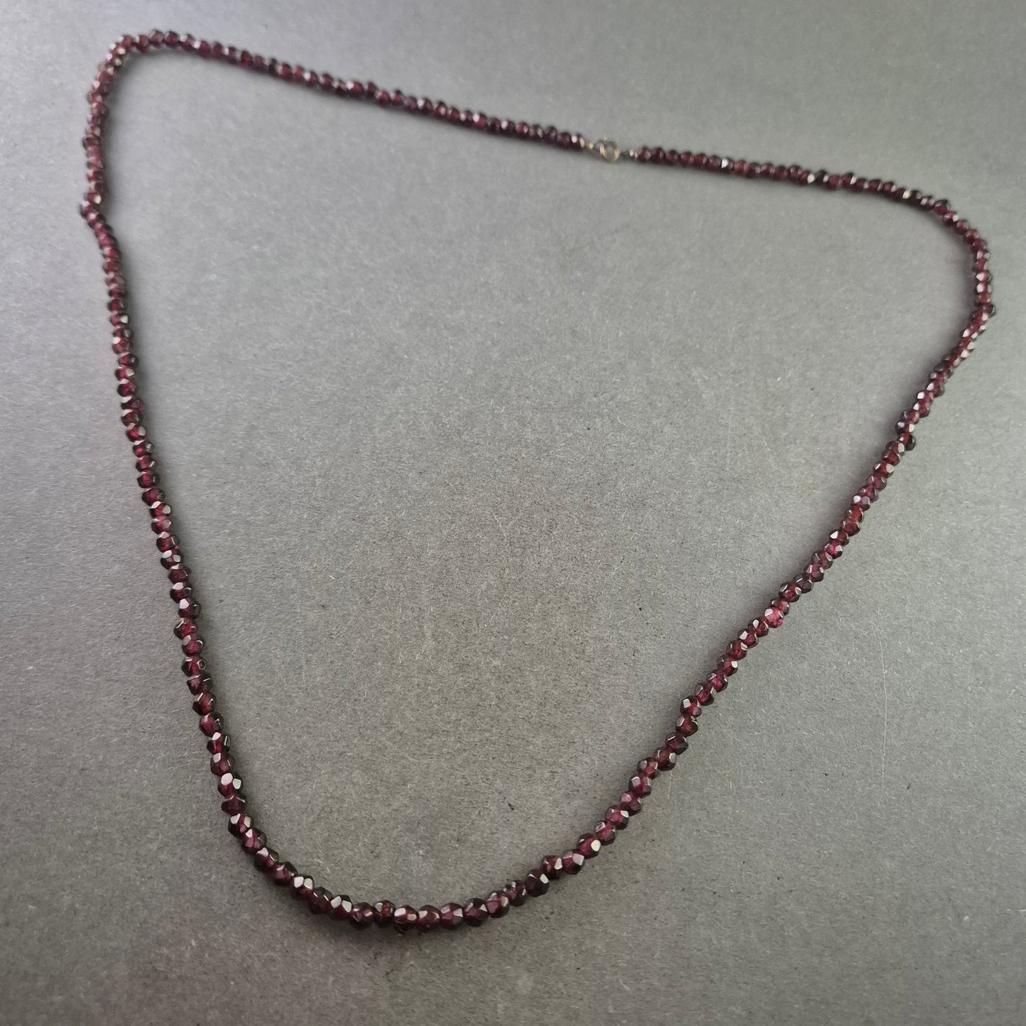 Dunkelrote Granat Halskette – Facettiert und elegant