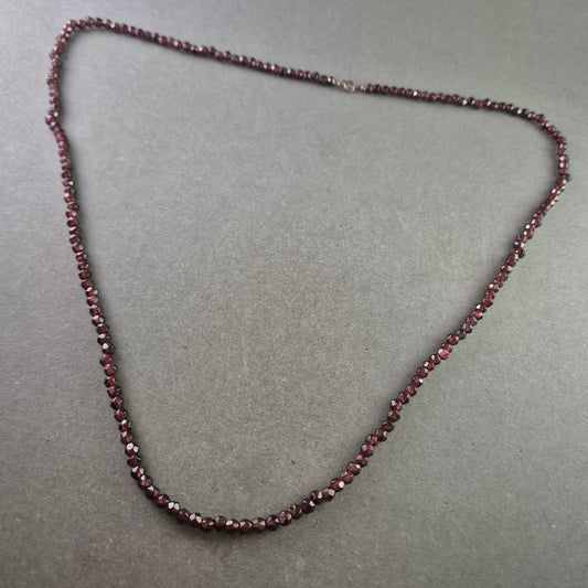 Dunkelrote Granat Halskette – Facettiert und elegant
