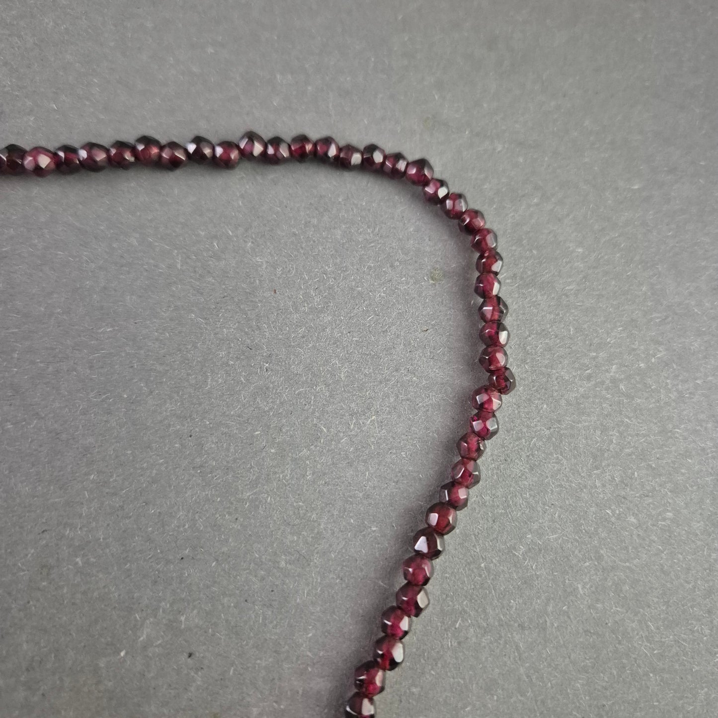 Dunkelrote Granat Halskette – Facettiert und elegant