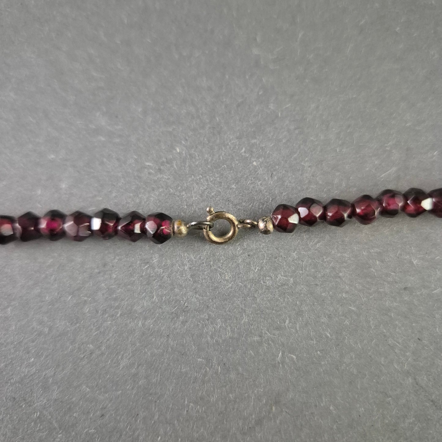 Dunkelrote Granat Halskette – Facettiert und elegant