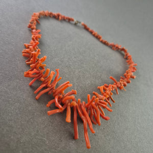 Orange Korallen Halskette – Ausdrucksstark und naturinspiriert
