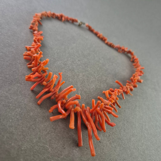 Orange Korallen Halskette – Ausdrucksstark und naturinspiriert
