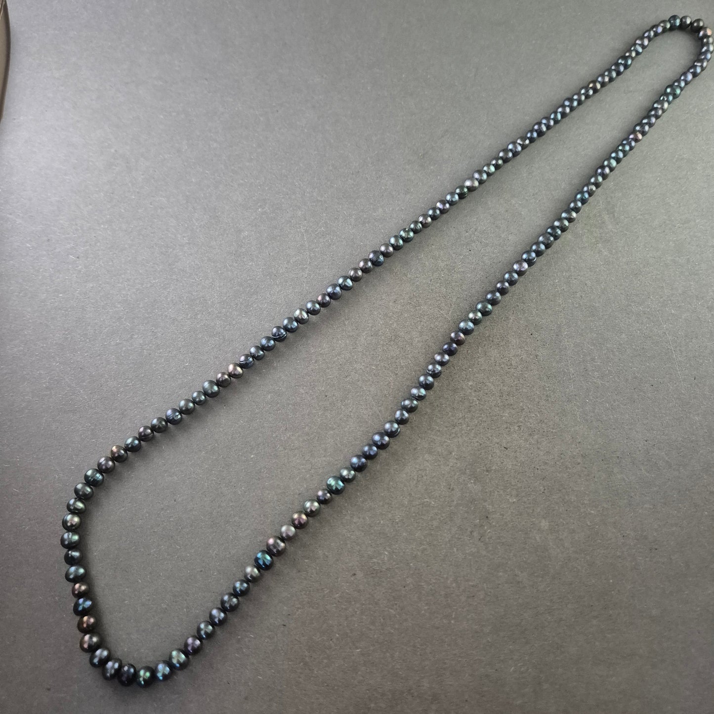 Schwarze Süßwasserperlen Halskette – Klassisch mit schimmerndem Glanz