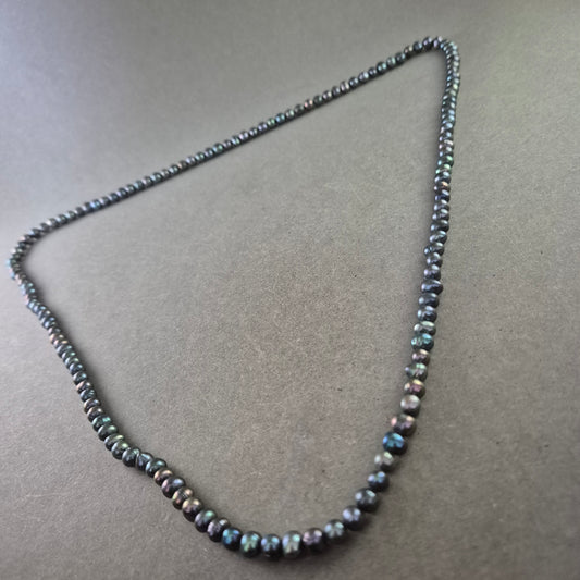 Schwarze Süßwasserperlen Halskette – Klassisch mit schimmerndem Glanz