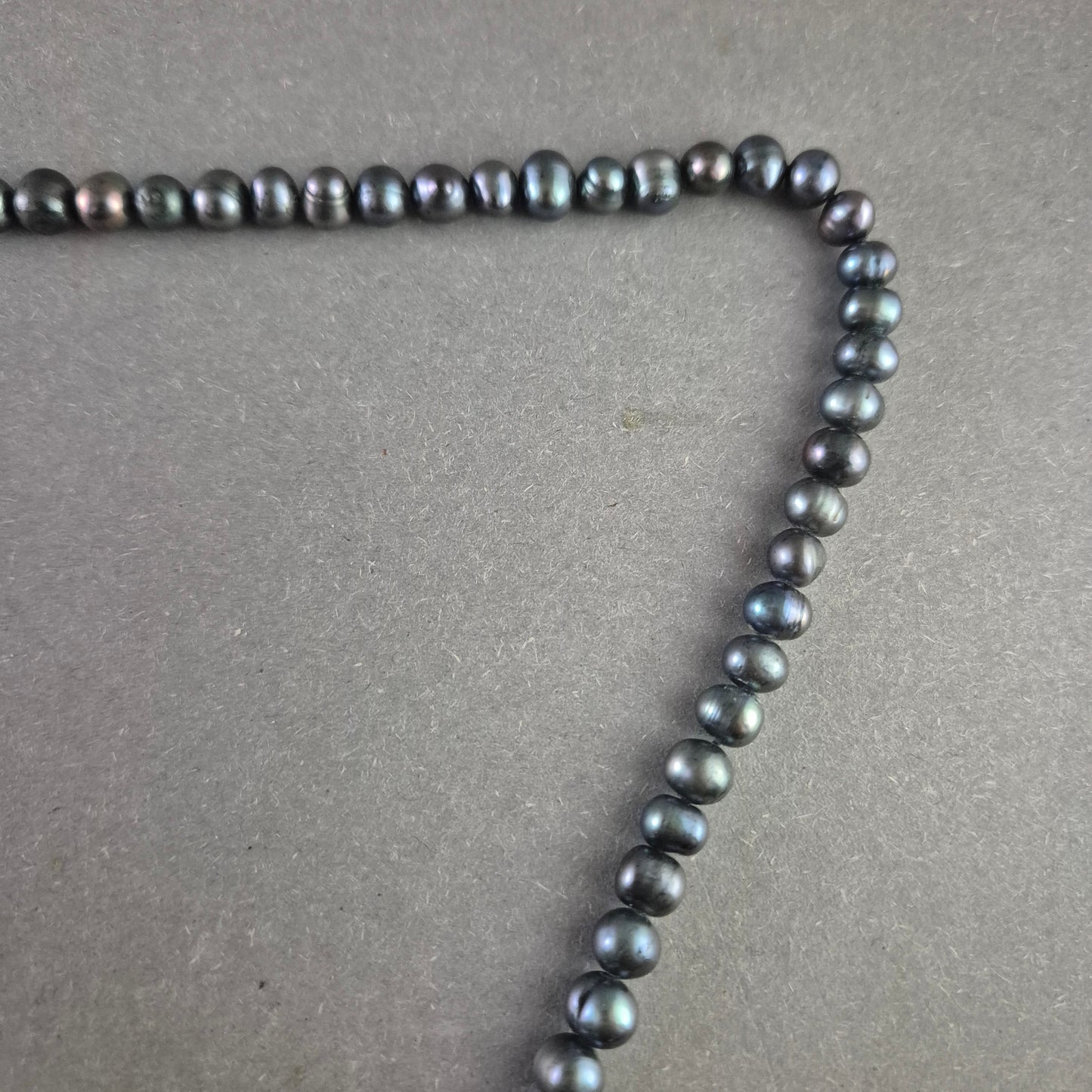 Schwarze Süßwasserperlen Halskette – Klassisch mit schimmerndem Glanz