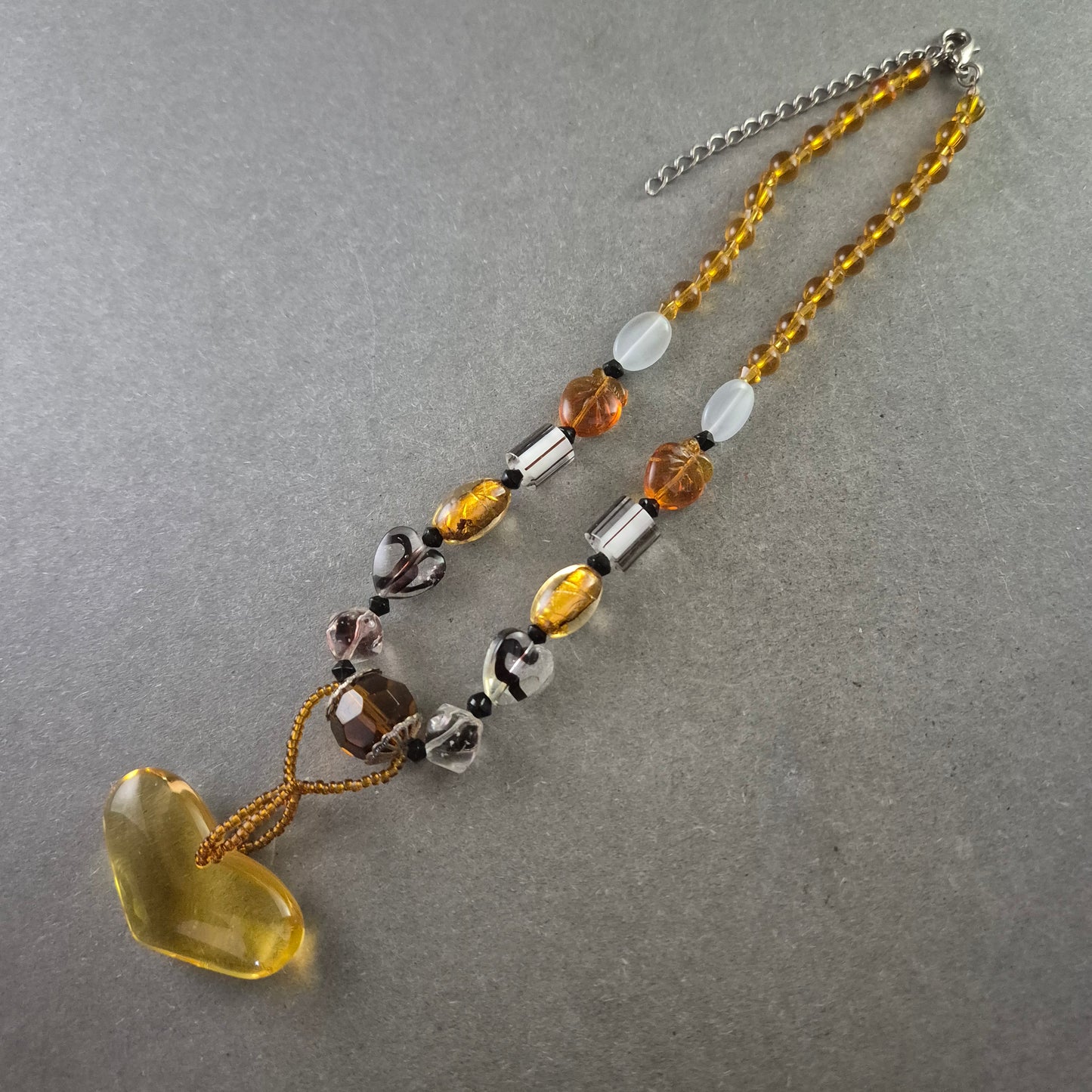 Herzanhänger Glas Halskette – Bunter Mix mit goldgelbem Akzent