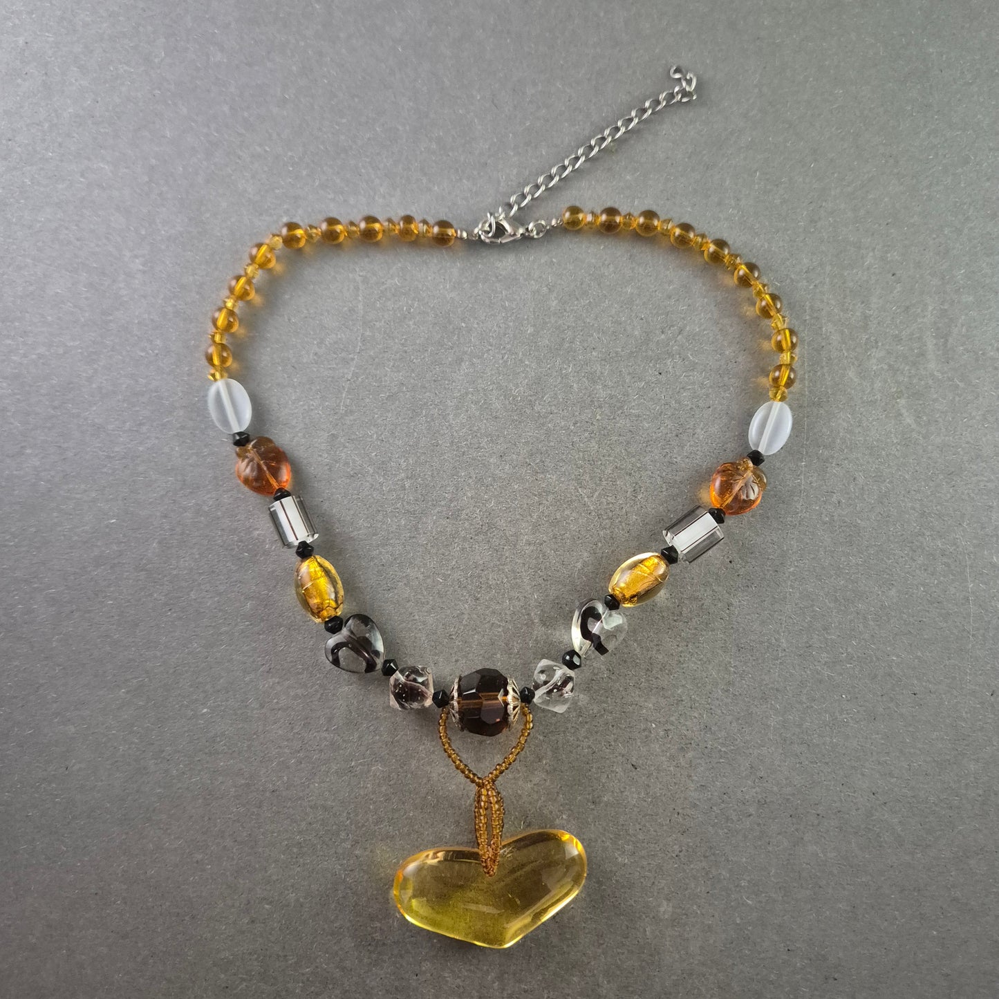 Herzanhänger Glas Halskette – Bunter Mix mit goldgelbem Akzent