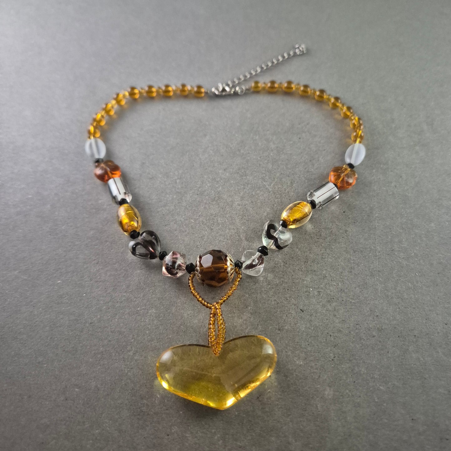 Herzanhänger Glas Halskette – Bunter Mix mit goldgelbem Akzent