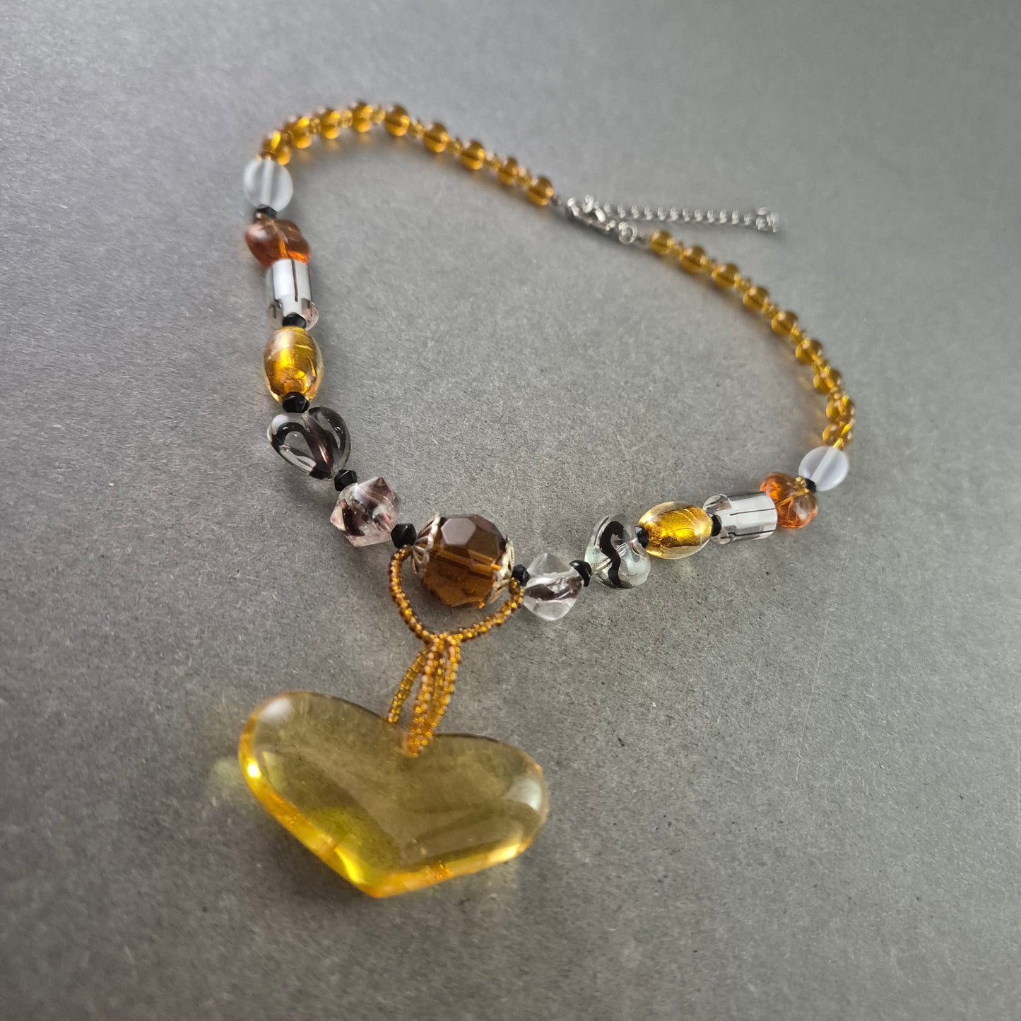 Herzanhänger Glas Halskette – Bunter Mix mit goldgelbem Akzent