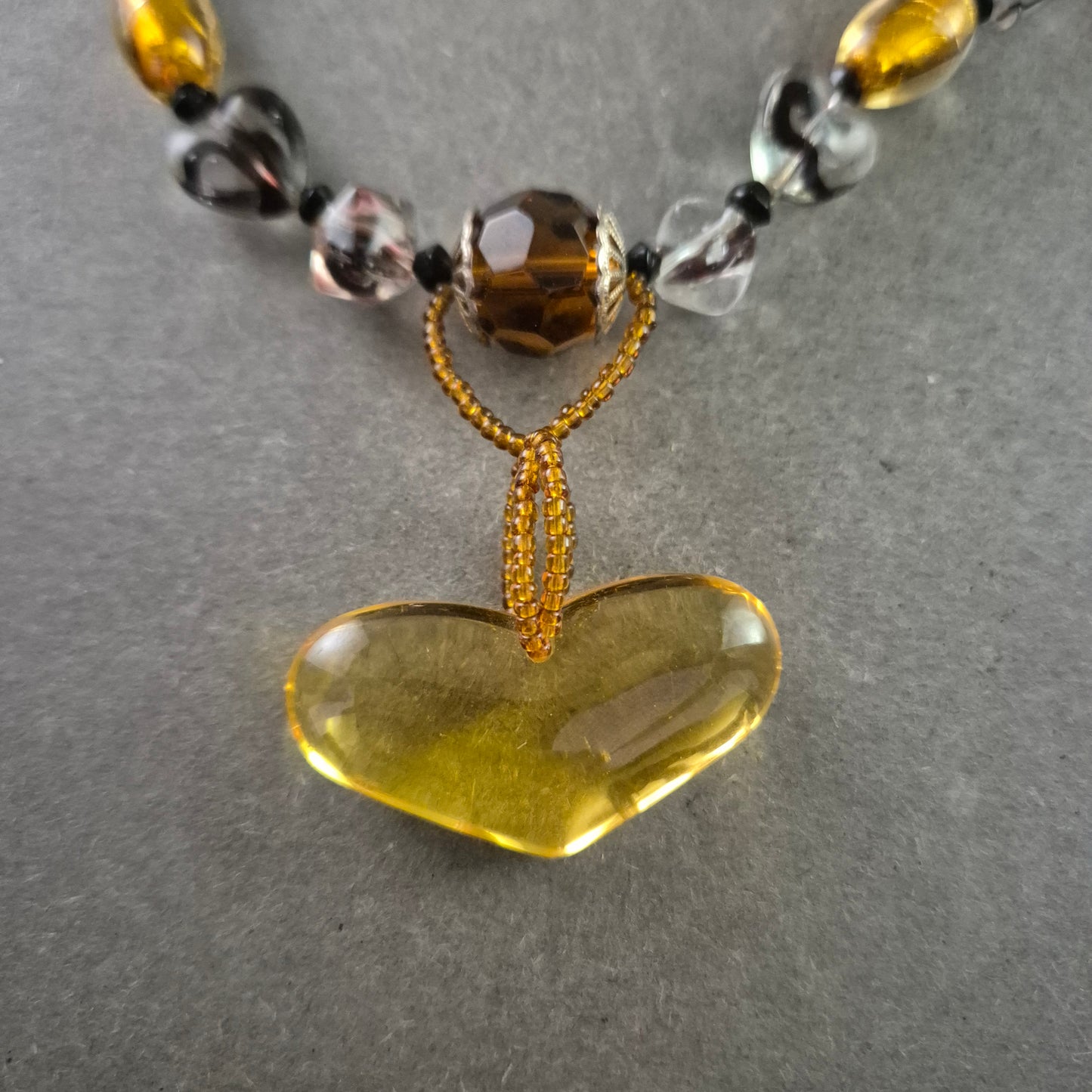 Herzanhänger Glas Halskette – Bunter Mix mit goldgelbem Akzent