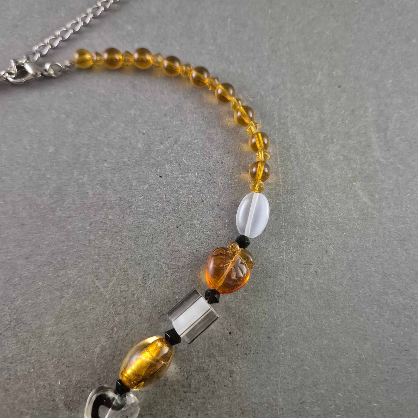 Herzanhänger Glas Halskette – Bunter Mix mit goldgelbem Akzent