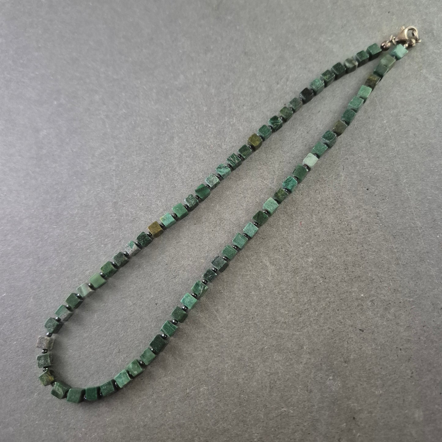 Grüne Würfelstein Halskette – Markant und naturverbunden