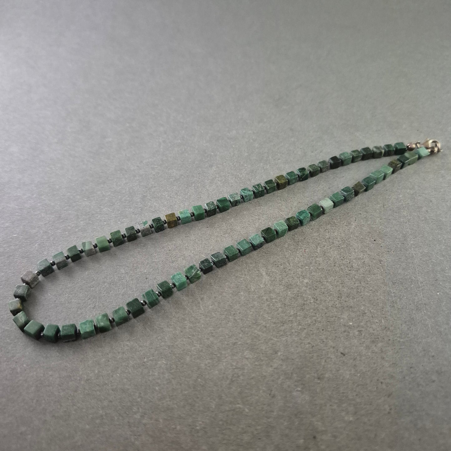 Grüne Würfelstein Halskette – Markant und naturverbunden