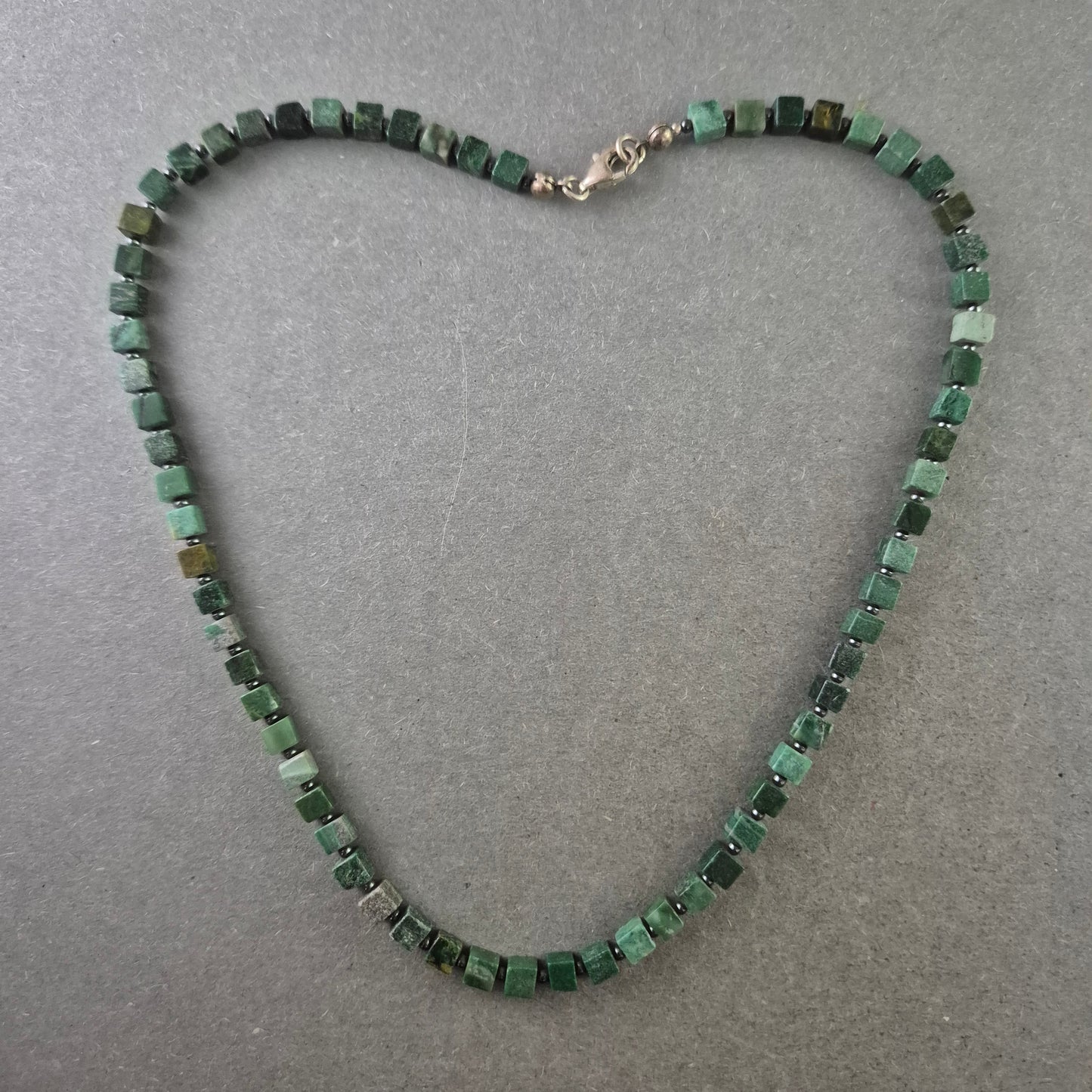 Grüne Würfelstein Halskette – Markant und naturverbunden