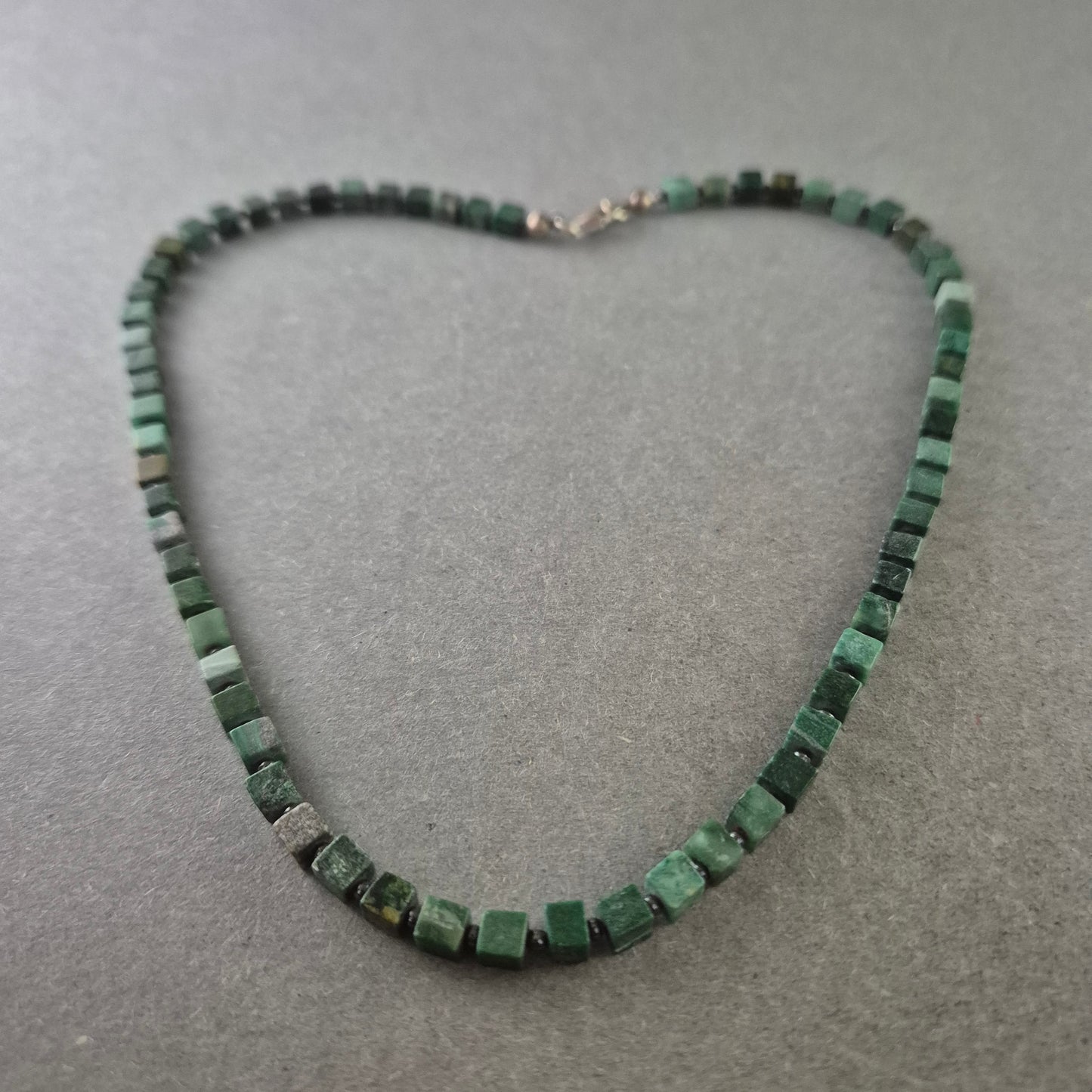 Grüne Würfelstein Halskette – Markant und naturverbunden