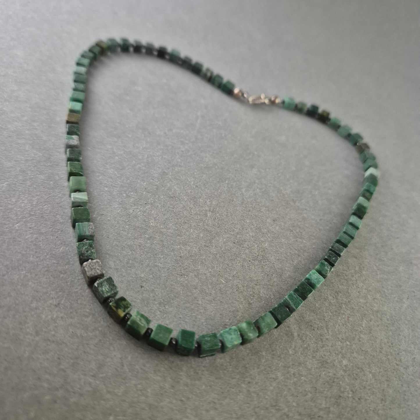 Grüne Würfelstein Halskette – Markant und naturverbunden