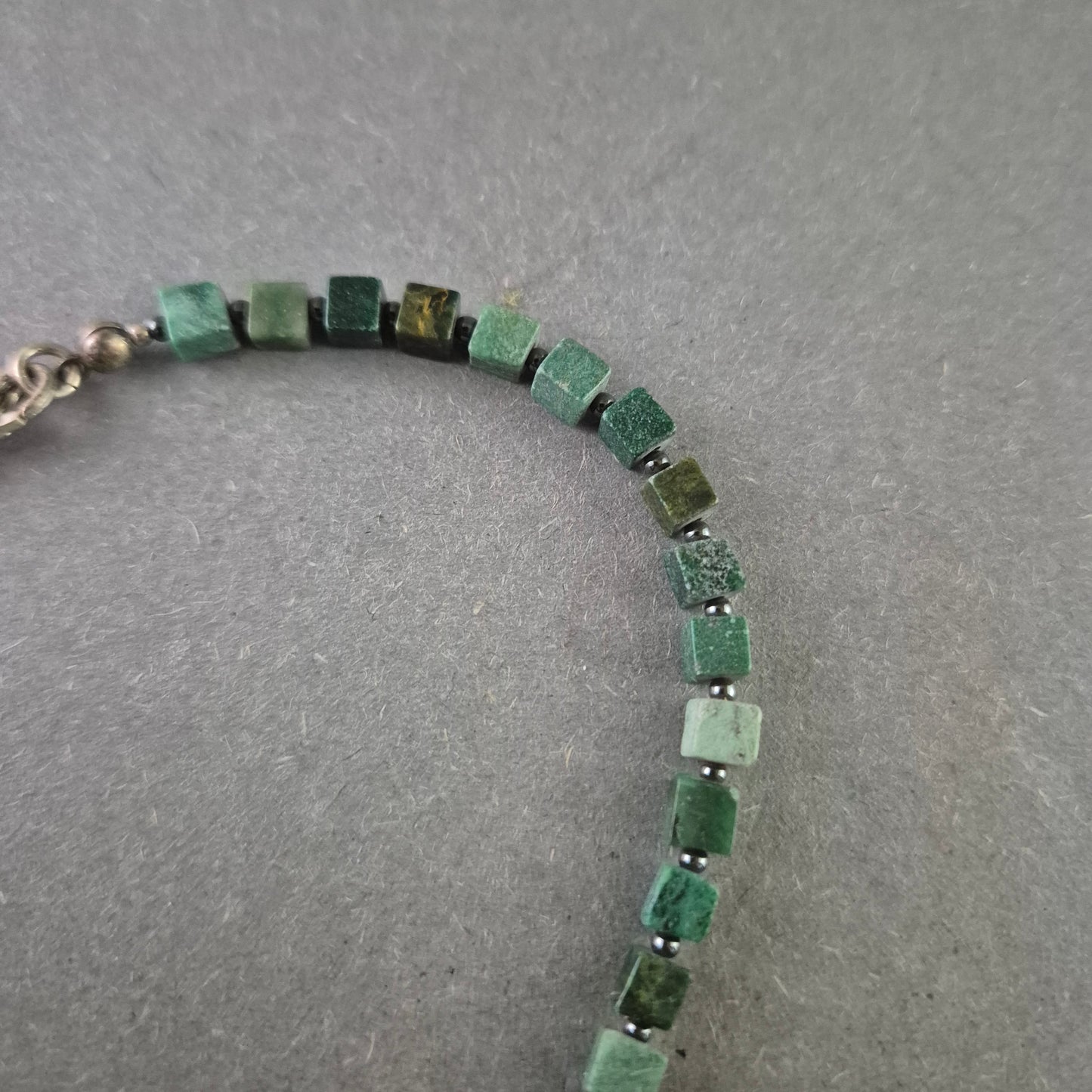 Grüne Würfelstein Halskette – Markant und naturverbunden
