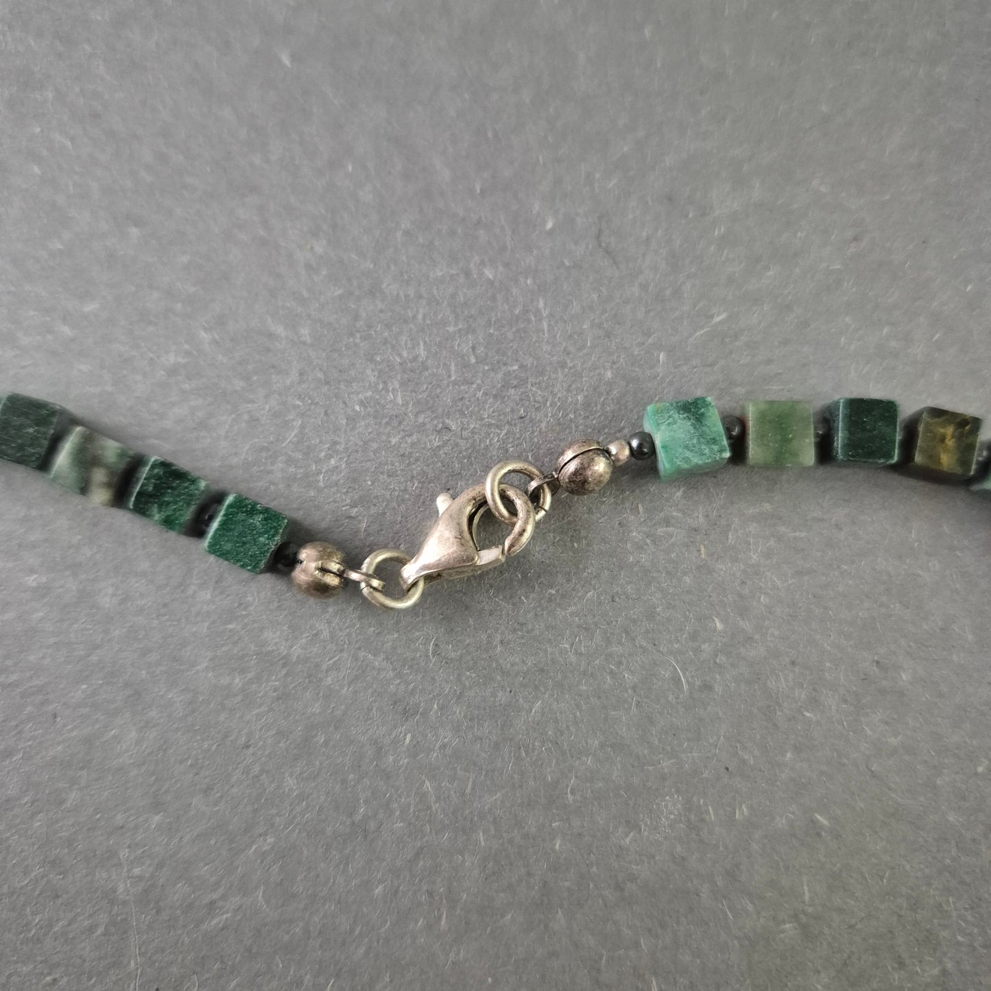 Grüne Würfelstein Halskette – Markant und naturverbunden