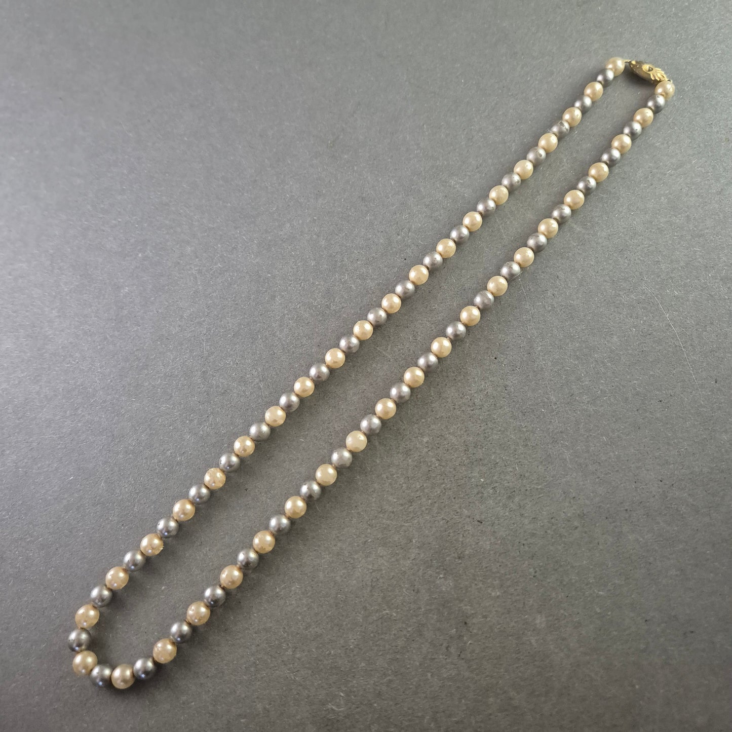 Elegante Perlenkette in Pastelltönen – Klassische Schönheit für jeden Anlass