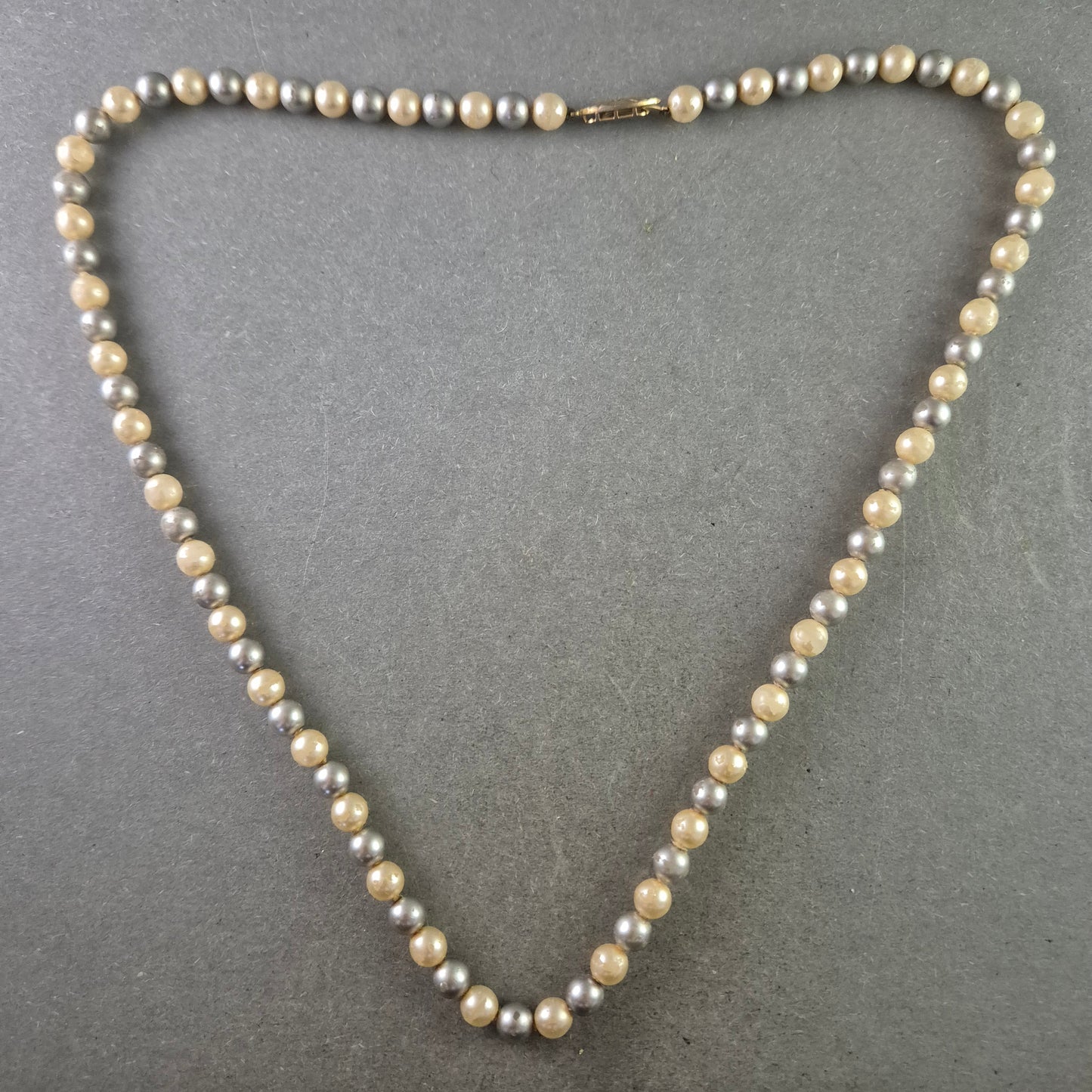 Elegante Perlenkette in Pastelltönen – Klassische Schönheit für jeden Anlass