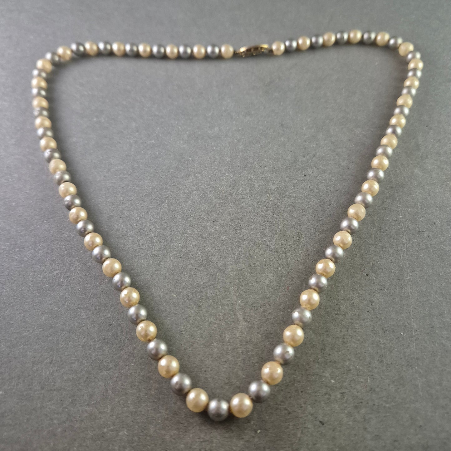 Elegante Perlenkette in Pastelltönen – Klassische Schönheit für jeden Anlass