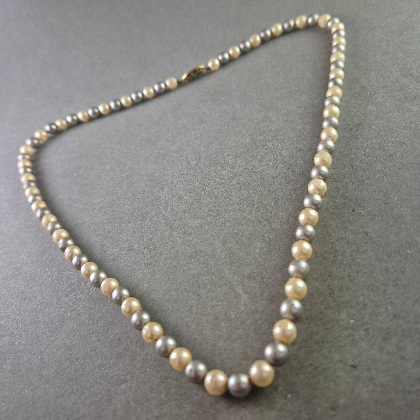 Elegante Perlenkette in Pastelltönen – Klassische Schönheit für jeden Anlass