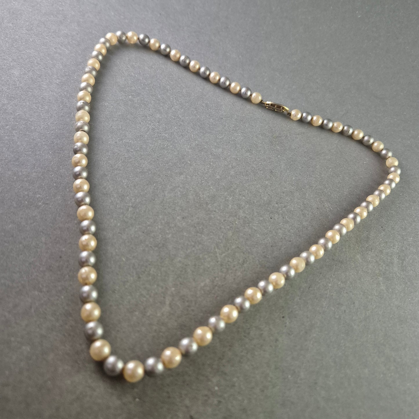 Elegante Perlenkette in Pastelltönen – Klassische Schönheit für jeden Anlass