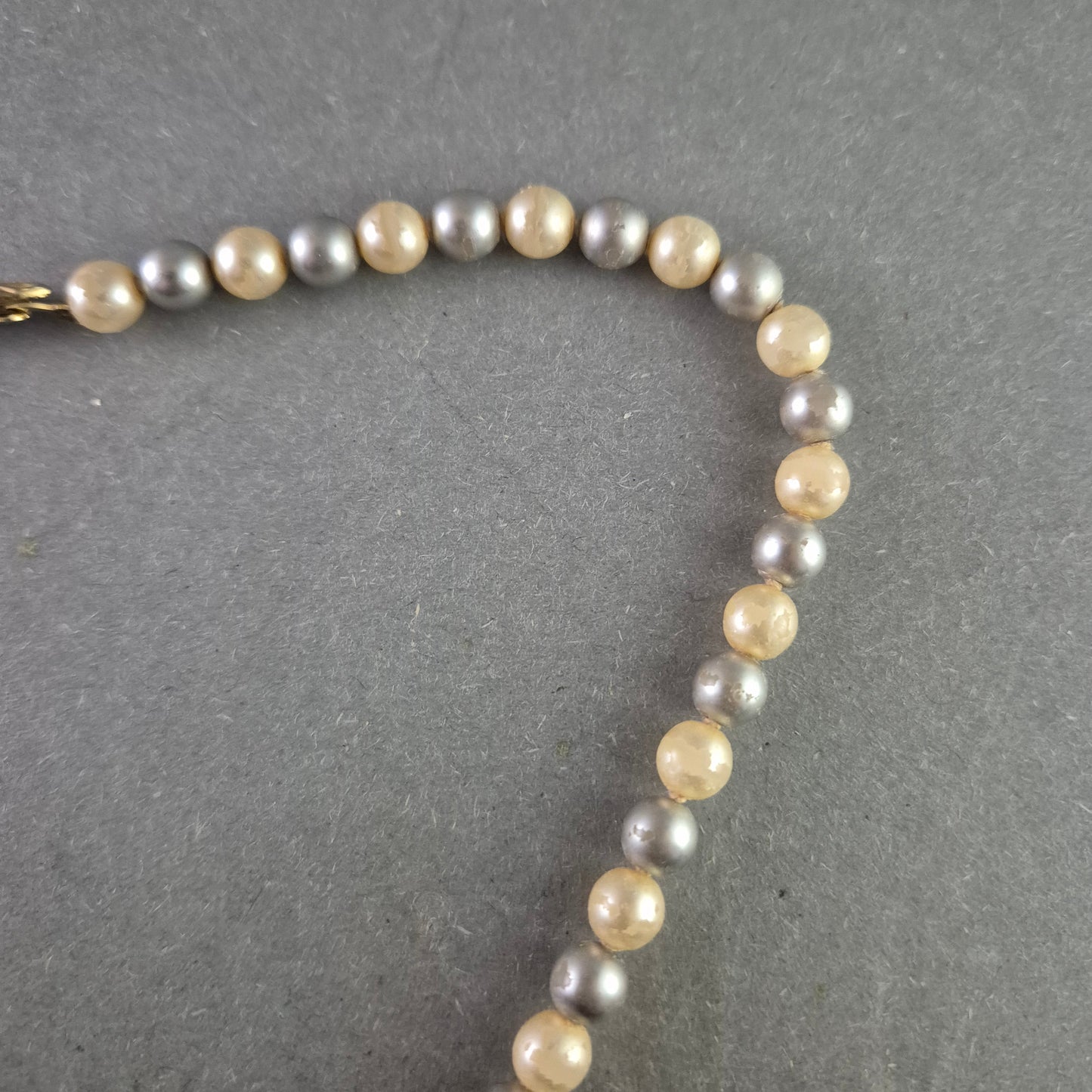 Elegante Perlenkette in Pastelltönen – Klassische Schönheit für jeden Anlass