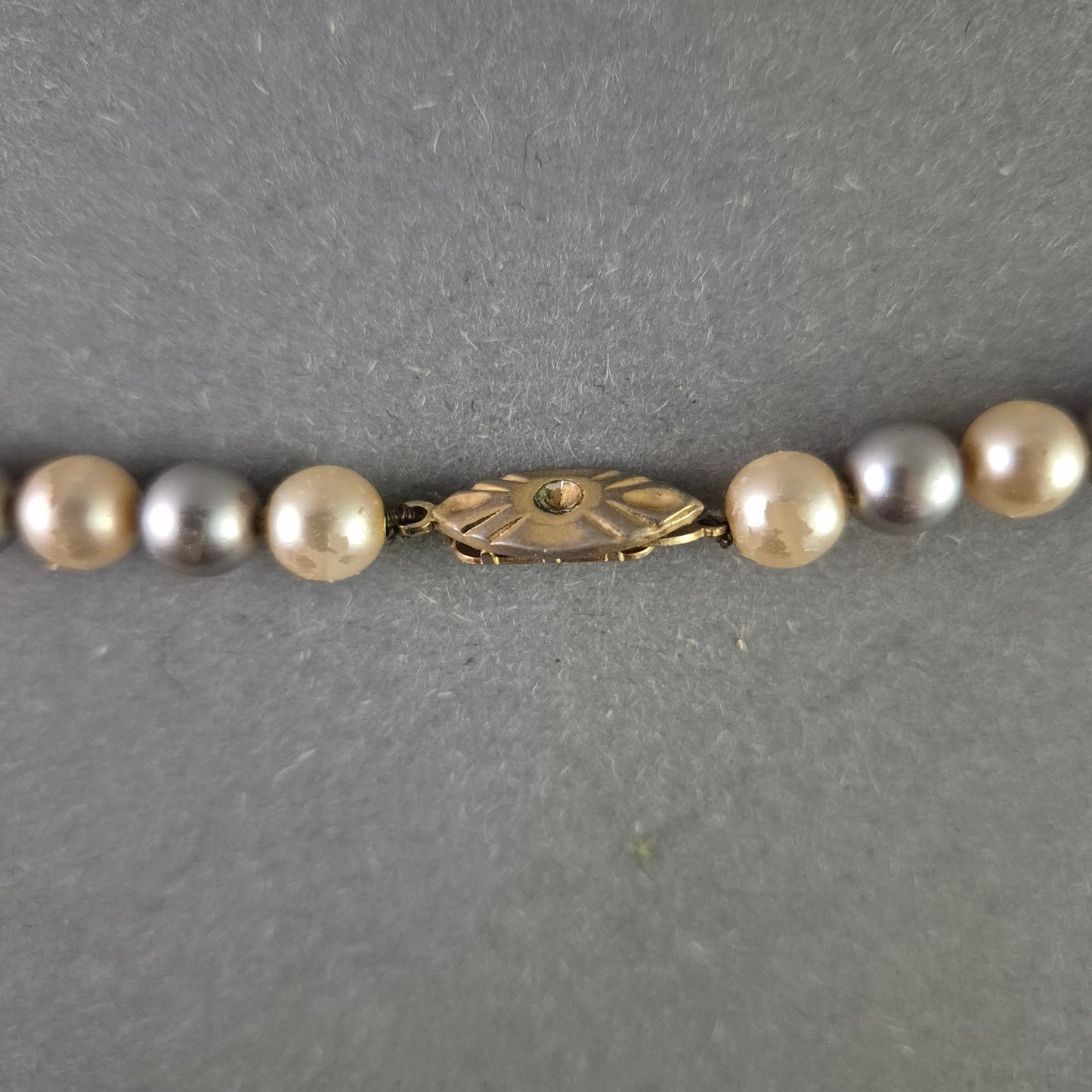 Elegante Perlenkette in Pastelltönen – Klassische Schönheit für jeden Anlass