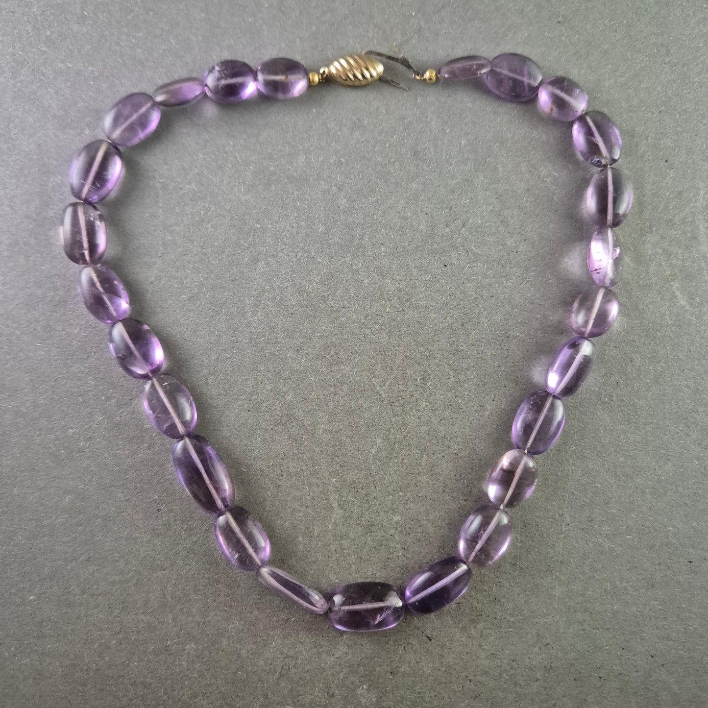Klassische Amethyst Kette – Ovale Edelsteinperlen in sanftem Violett