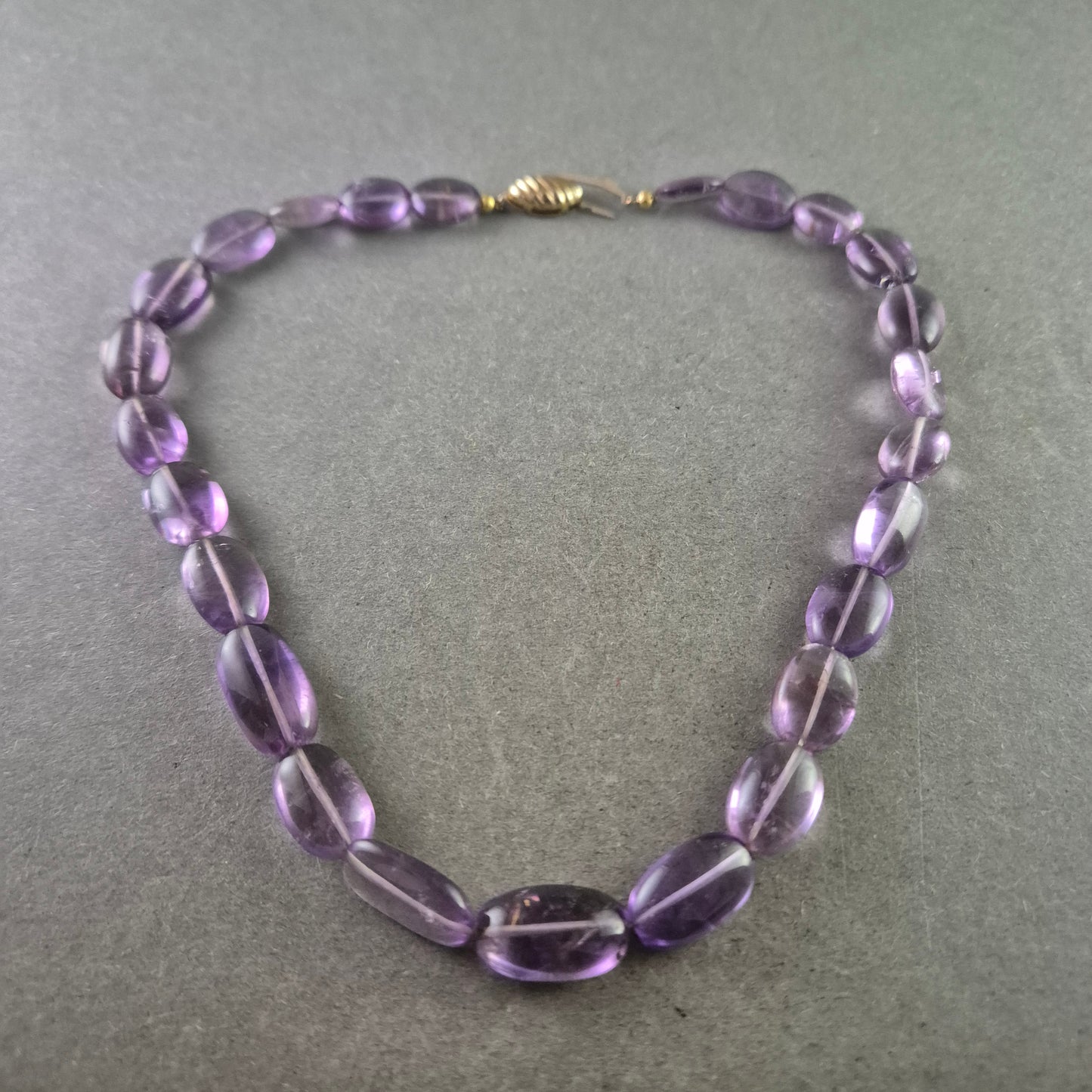 Klassische Amethyst Kette – Ovale Edelsteinperlen in sanftem Violett