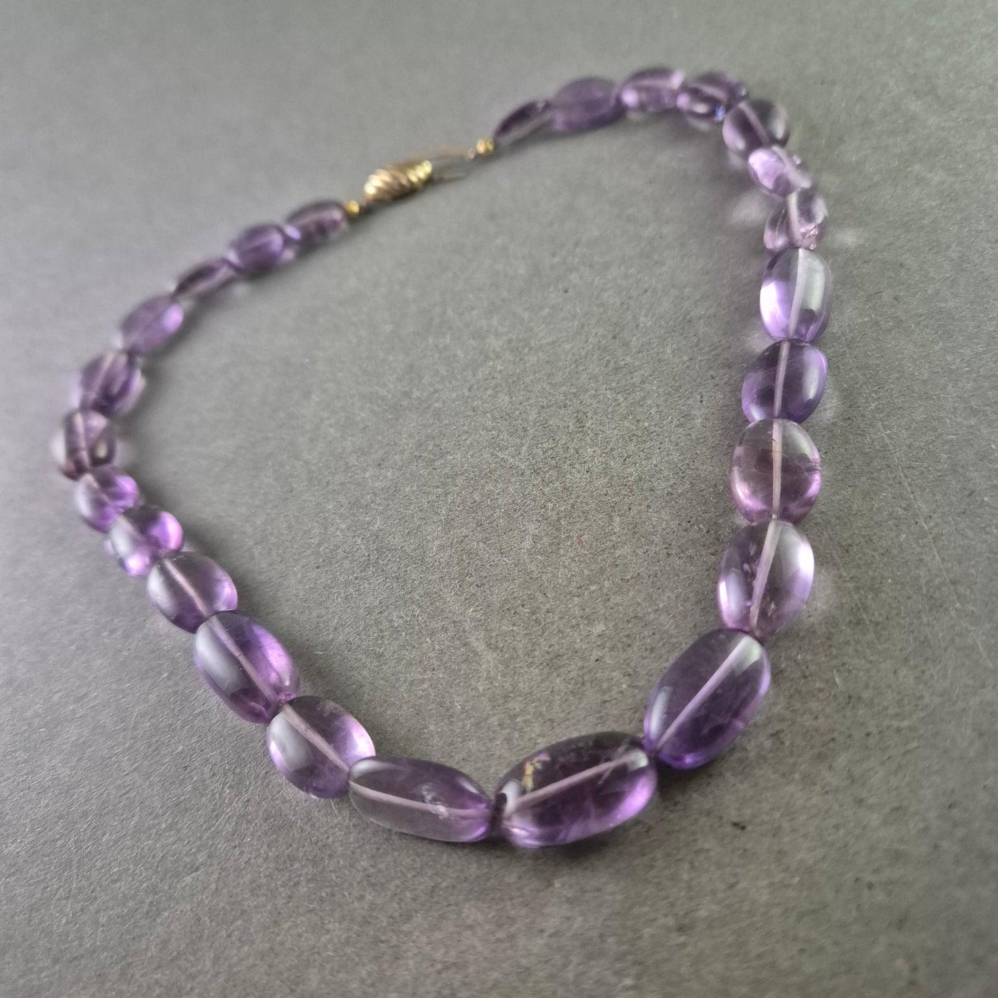 Klassische Amethyst Kette – Ovale Edelsteinperlen in sanftem Violett