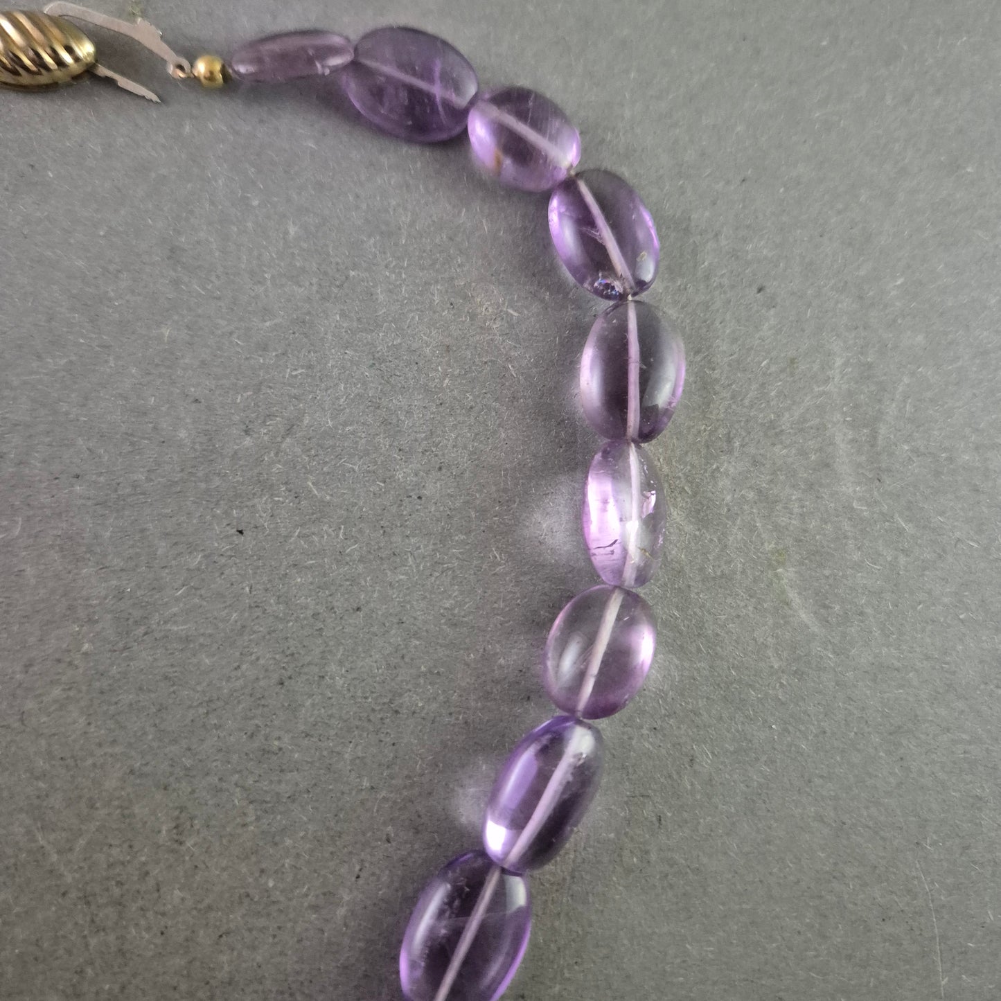 Klassische Amethyst Kette – Ovale Edelsteinperlen in sanftem Violett