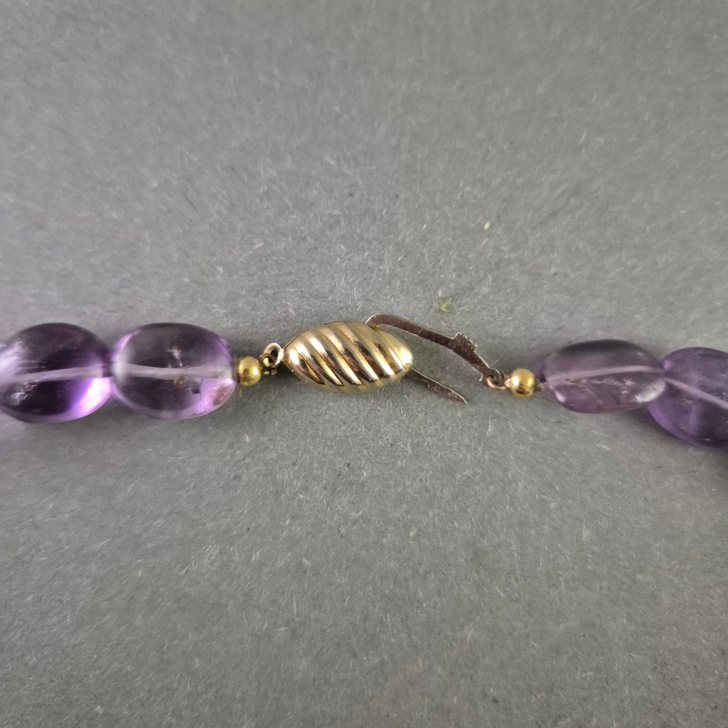 Klassische Amethyst Kette – Ovale Edelsteinperlen in sanftem Violett