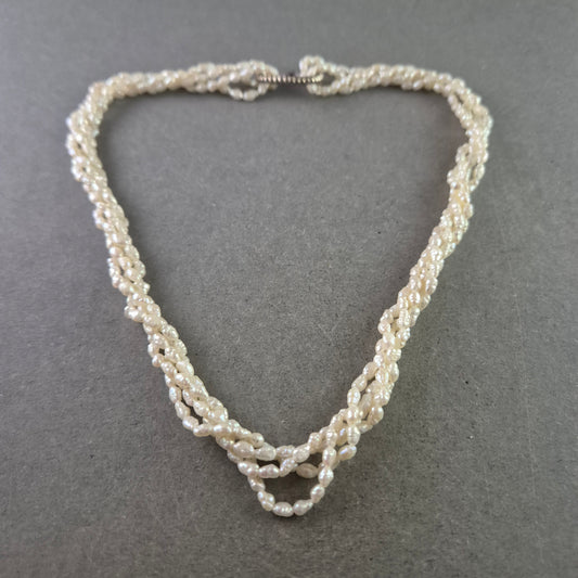 Halskette Süßwasserperlen Zeitlose Schönheit in Mehrstrang-Design