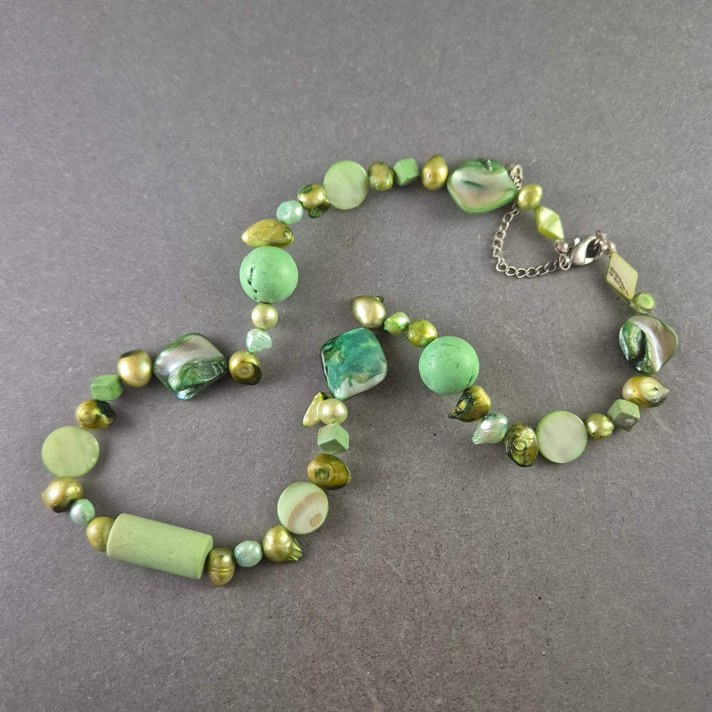 Bunte Halskette mit grünen Steinen – Natürlicher Look im Boho-Stil