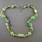 Bunte Halskette mit grünen Steinen – Natürlicher Look im Boho-Stil