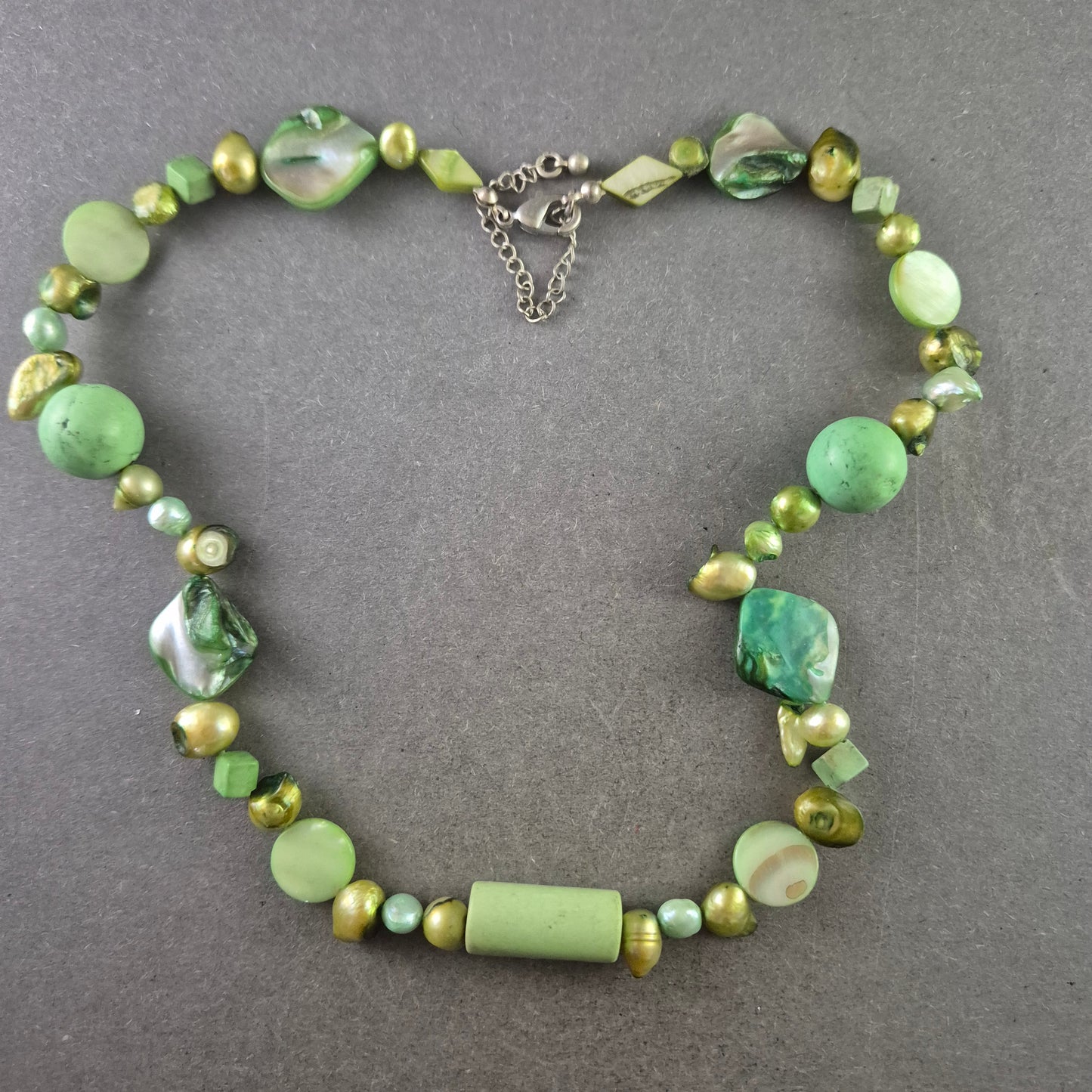 Bunte Halskette mit grünen Steinen – Natürlicher Look im Boho-Stil