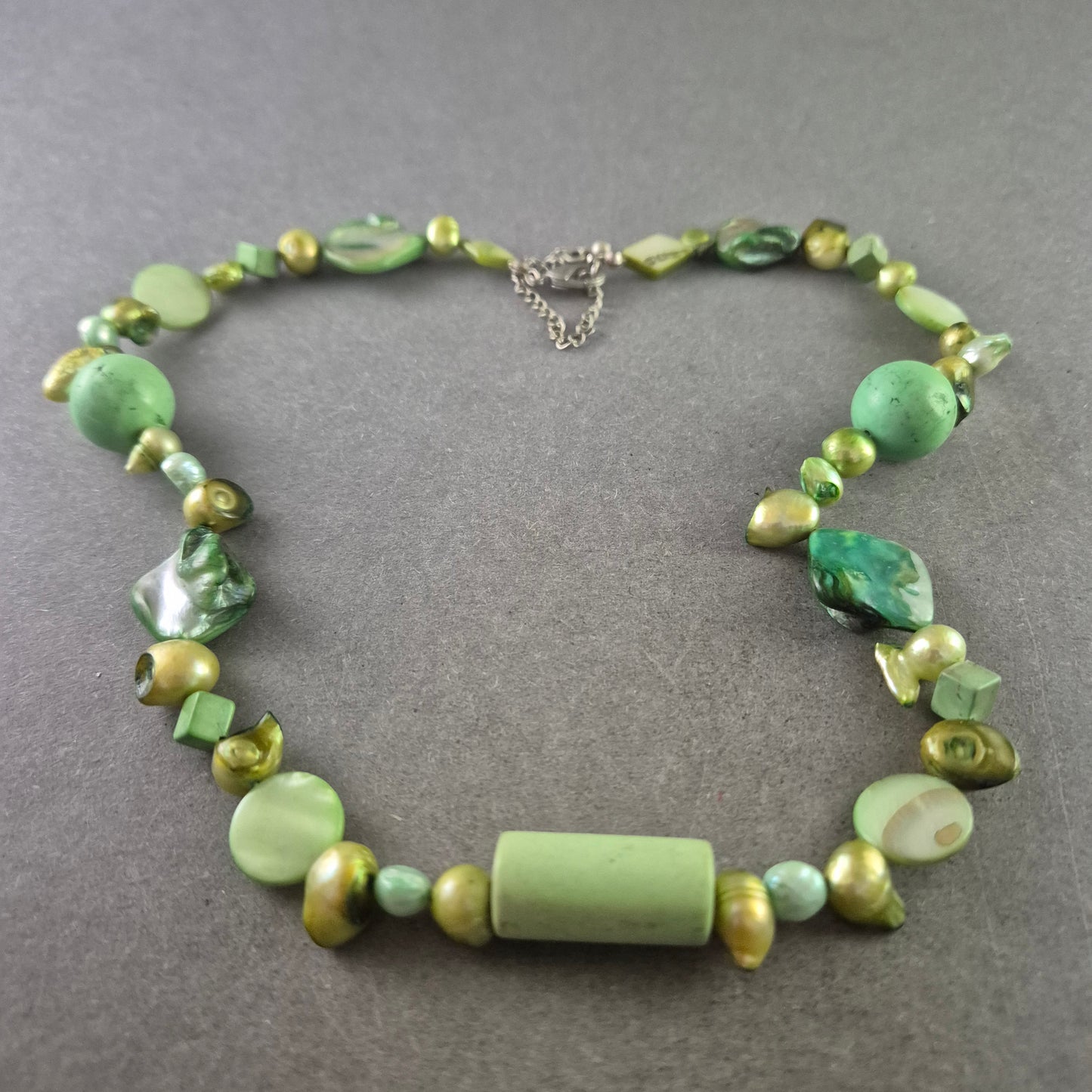 Bunte Halskette mit grünen Steinen – Natürlicher Look im Boho-Stil