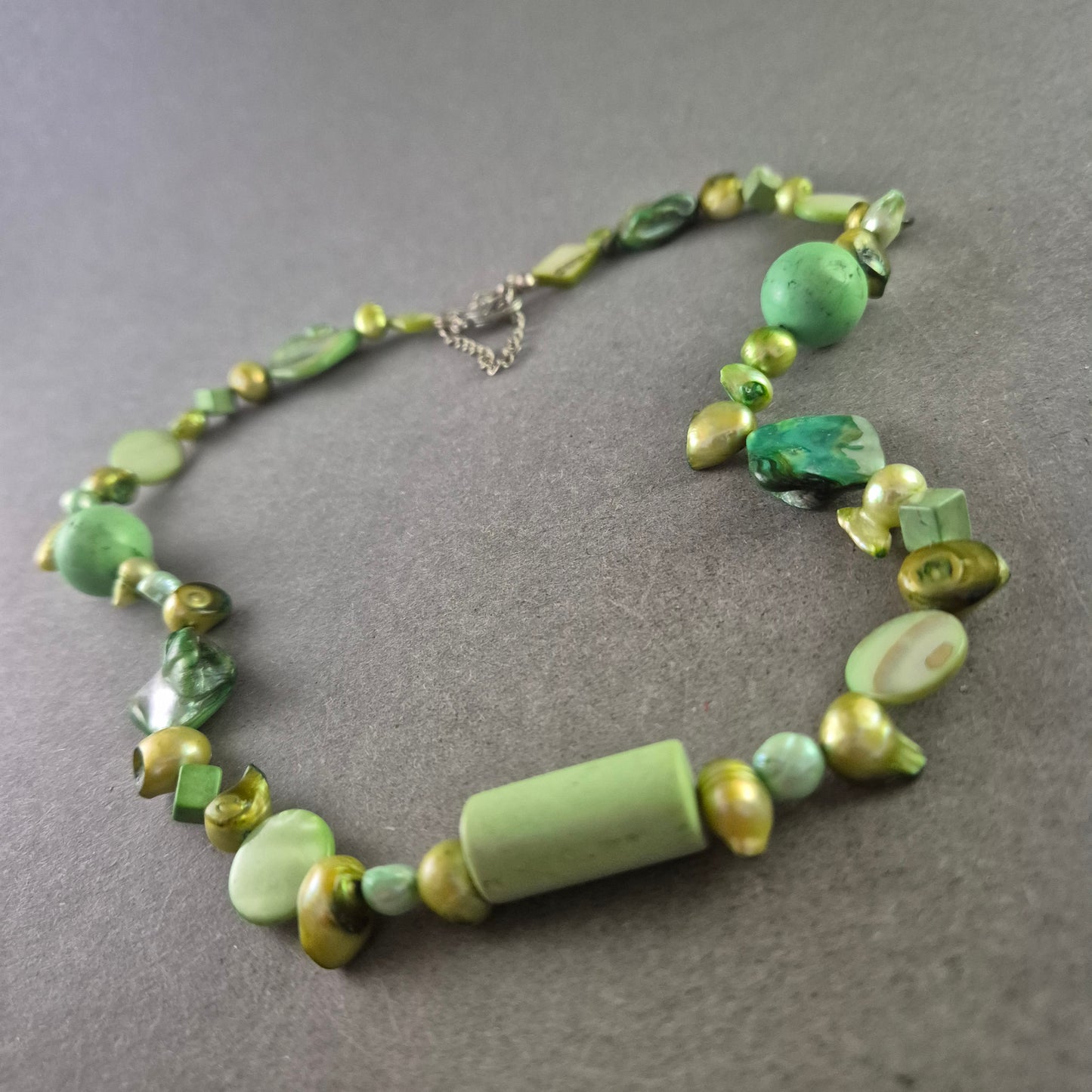 Bunte Halskette mit grünen Steinen – Natürlicher Look im Boho-Stil