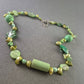 Bunte Halskette mit grünen Steinen – Natürlicher Look im Boho-Stil