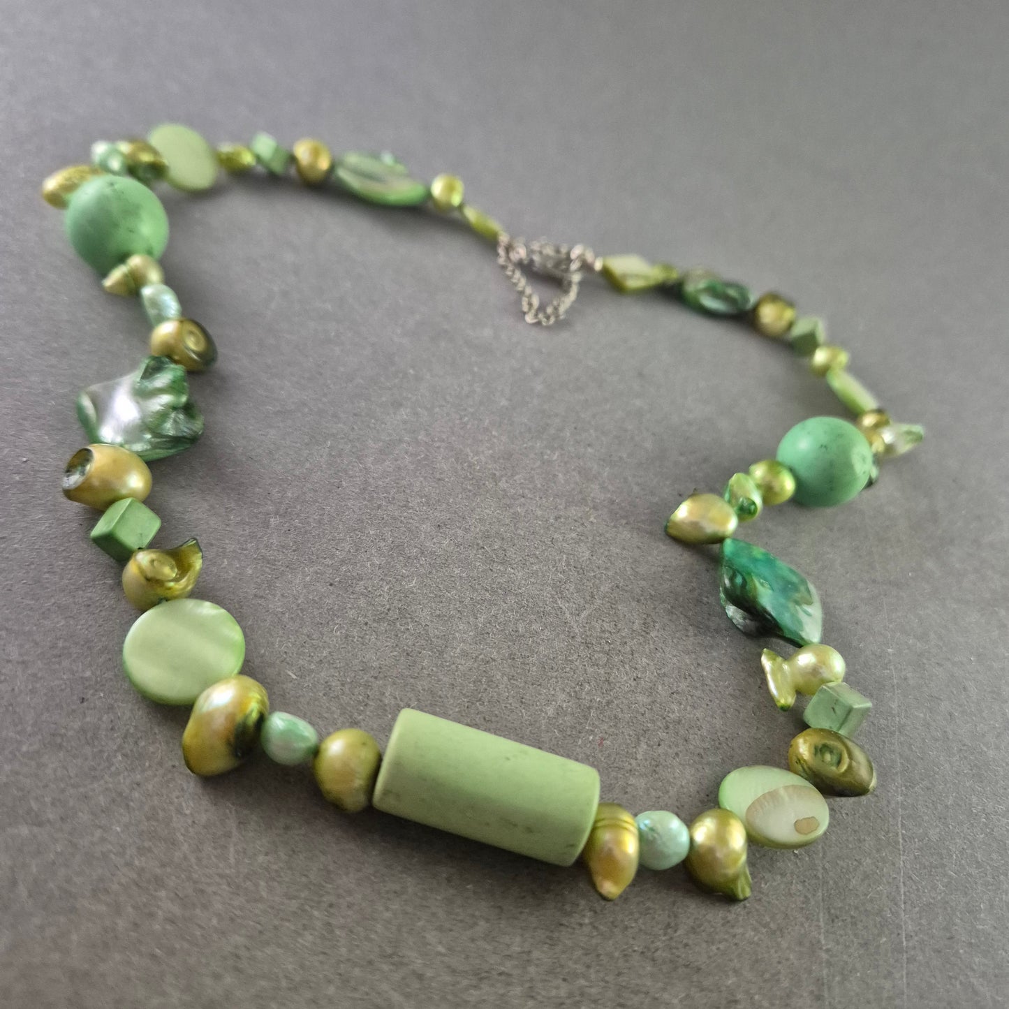 Bunte Halskette mit grünen Steinen – Natürlicher Look im Boho-Stil