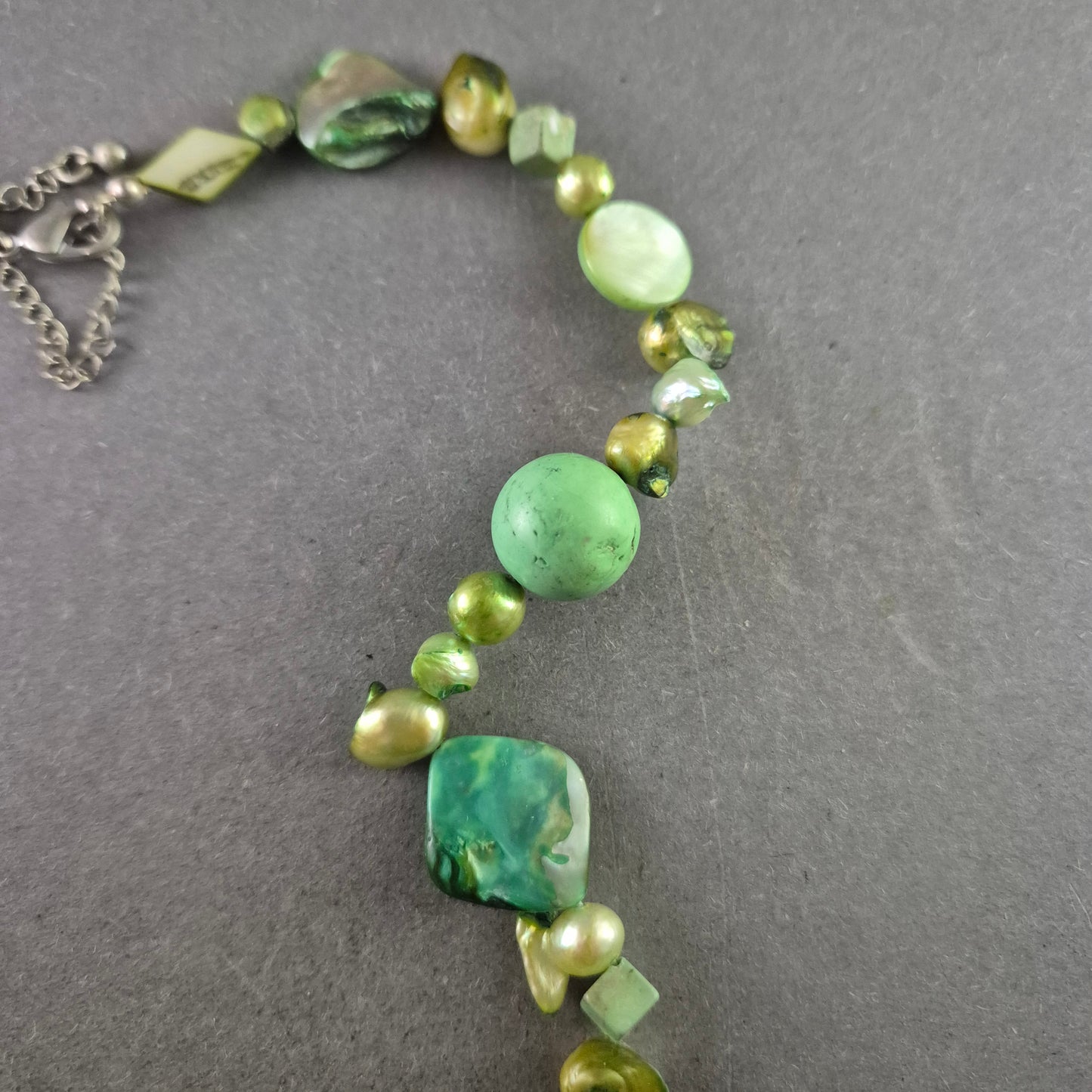 Bunte Halskette mit grünen Steinen – Natürlicher Look im Boho-Stil