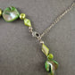 Bunte Halskette mit grünen Steinen – Natürlicher Look im Boho-Stil