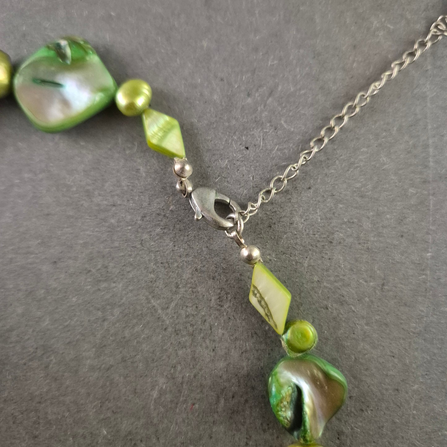 Bunte Halskette mit grünen Steinen – Natürlicher Look im Boho-Stil